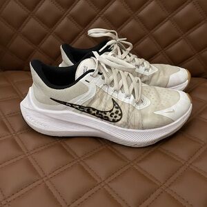 Nike Woman’s Zoom Winflo 8 White Leopard Sneakers Size 6.5